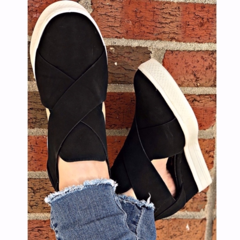 Black Vegan Leather Hidden Heel Zipper Back Sneakers - Picture 2 of 7